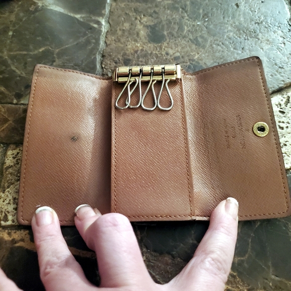 Vintage Louis Vuitton Monogram 4 Key Holder w/ $30 COA included - Picture 4 of 8